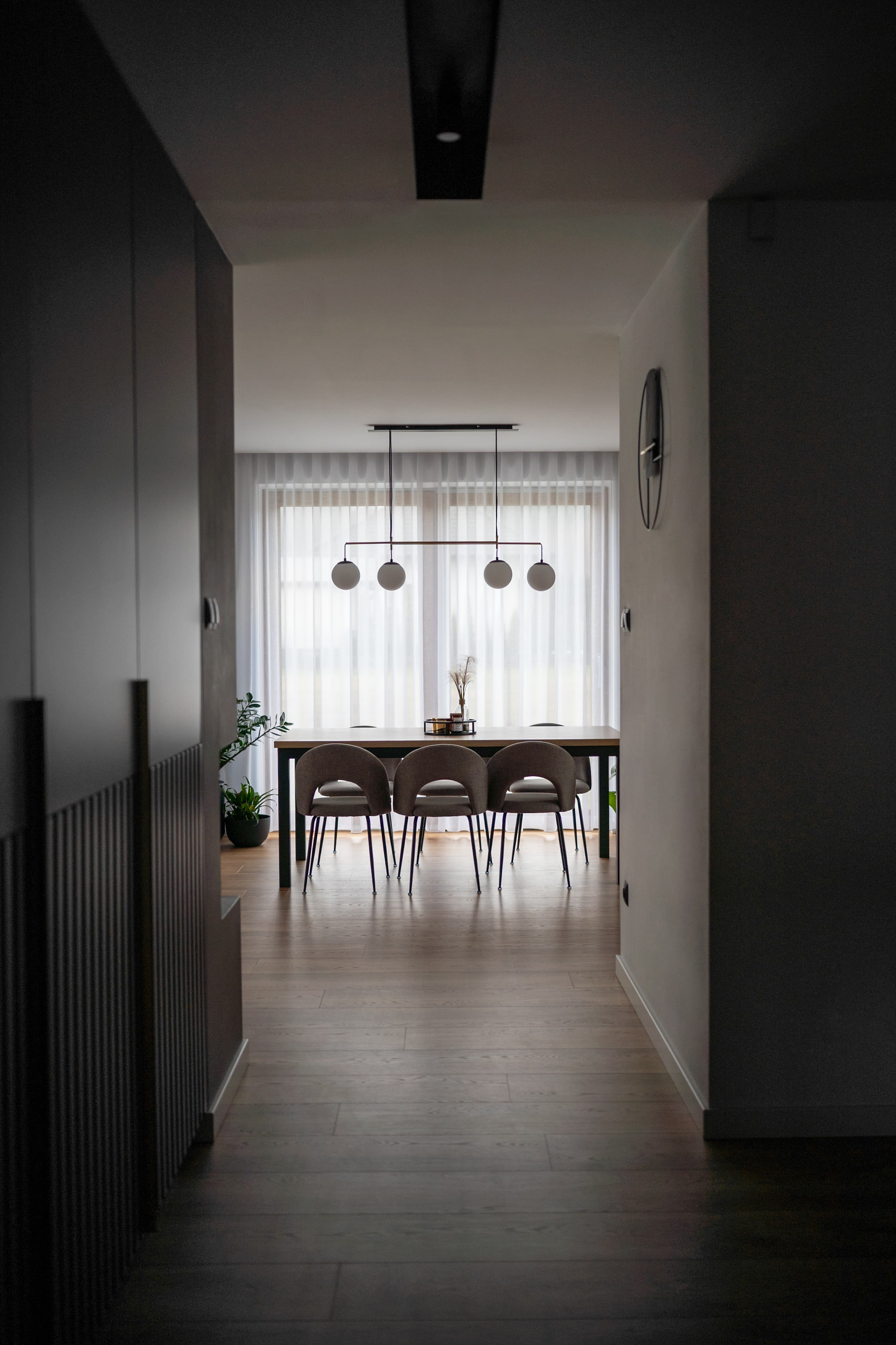 Projekt wnętrza domu jednorodzinnego w Bieździedzy - nowoczesna strefa dzienna z wyspą kuchenną