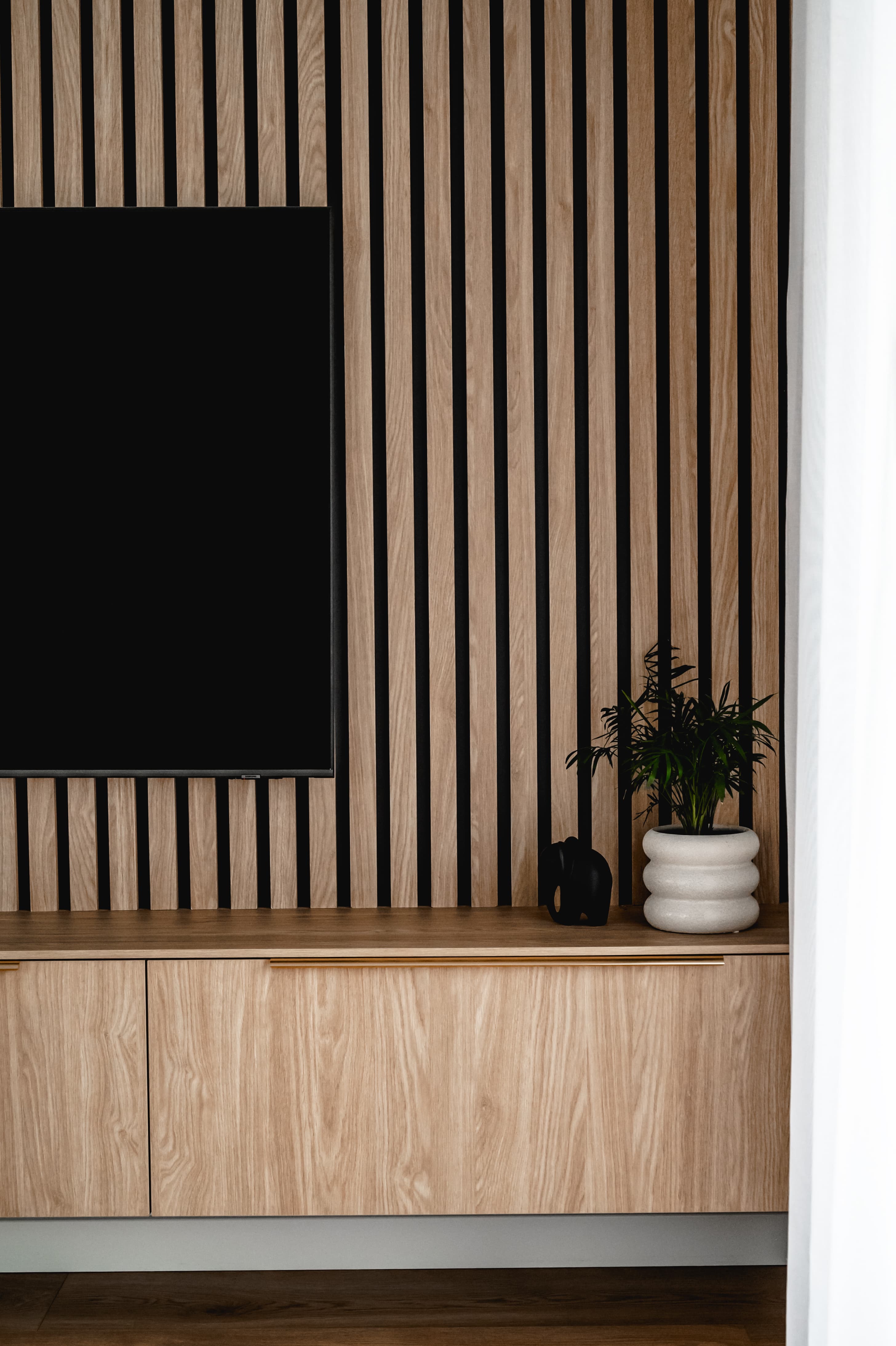 Projekt wnętrza domu jednorodzinnego w Bieździedzy - nowoczesna strefa dzienna z wyspą kuchenną - ujęcie 2