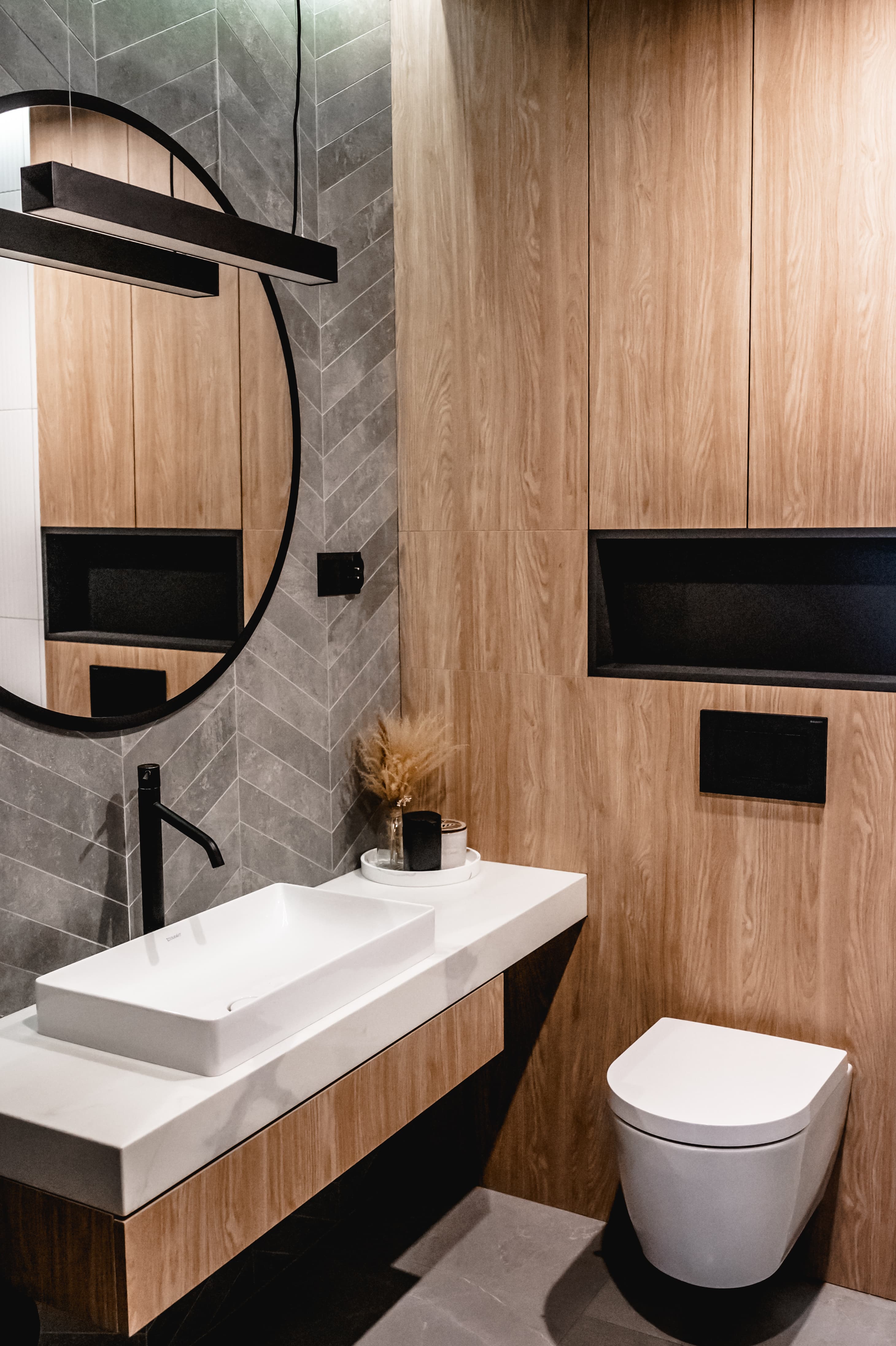 Projekt wnętrza domu jednorodzinnego w Bieździedzy - nowoczesna strefa dzienna z wyspą kuchenną - ujęcie 3