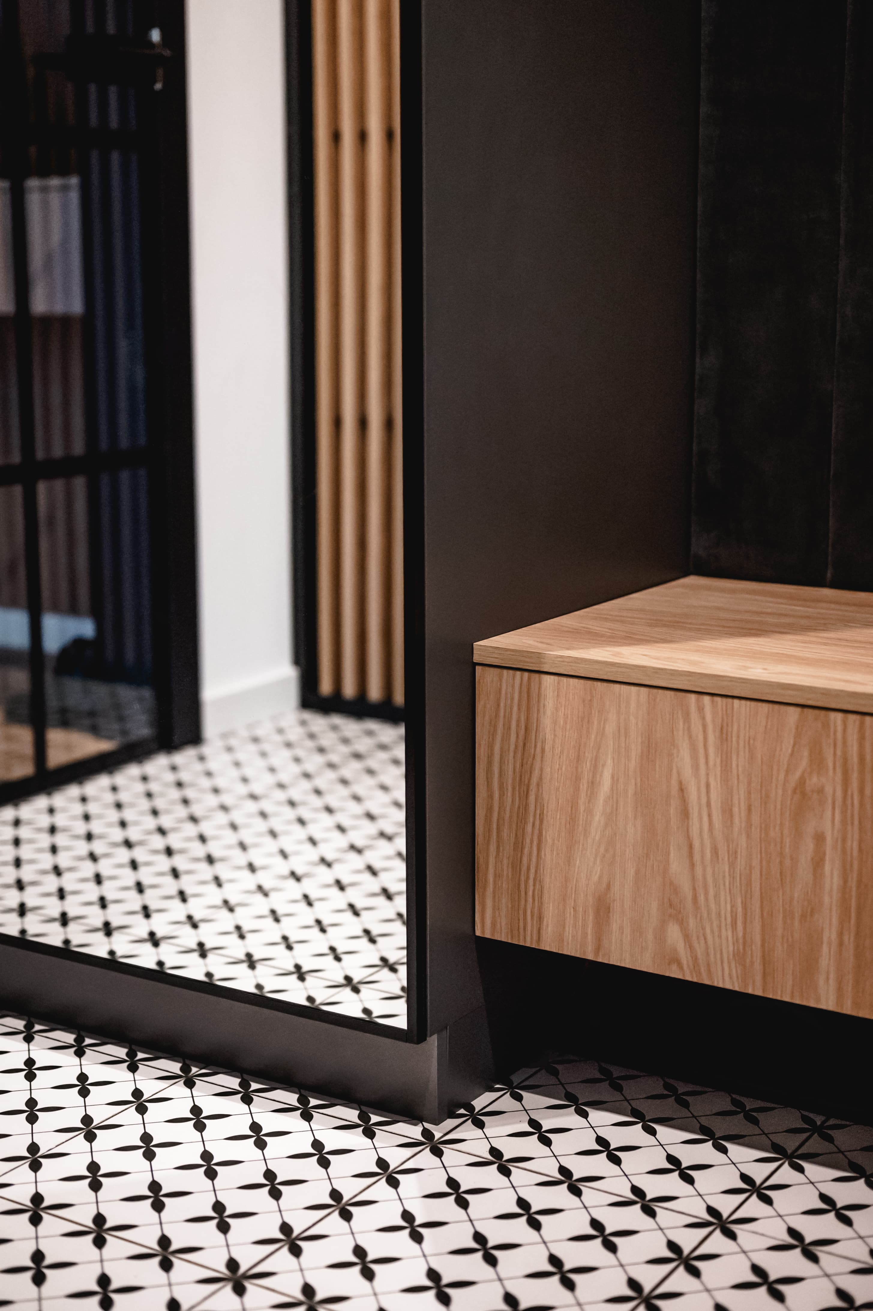 Projekt wnętrza domu jednorodzinnego w Bieździedzy - nowoczesna strefa dzienna z wyspą kuchenną - ujęcie 4