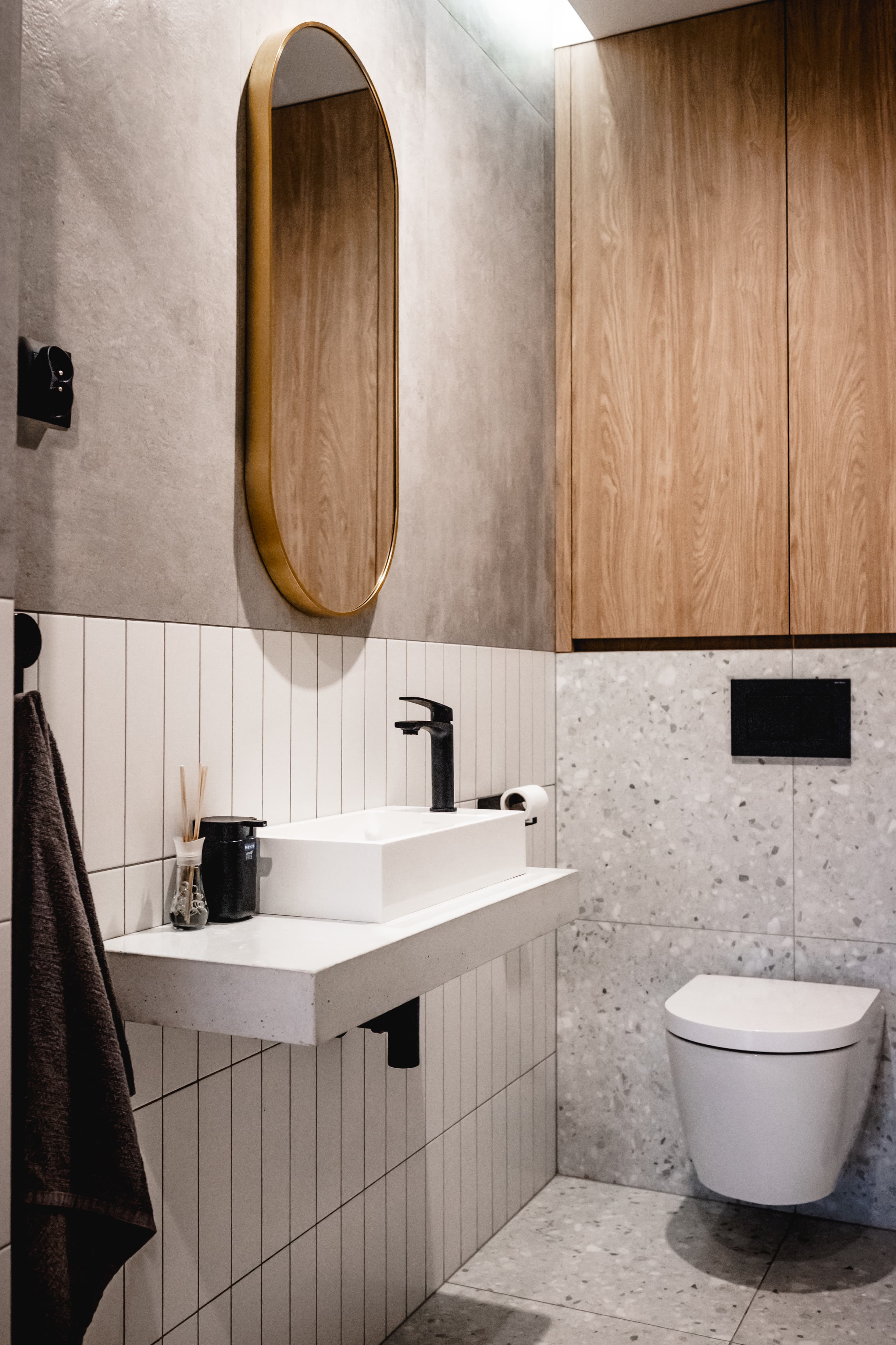 Projekt wnętrza domu jednorodzinnego w Bieździedzy - nowoczesna strefa dzienna z wyspą kuchenną - ujęcie 5