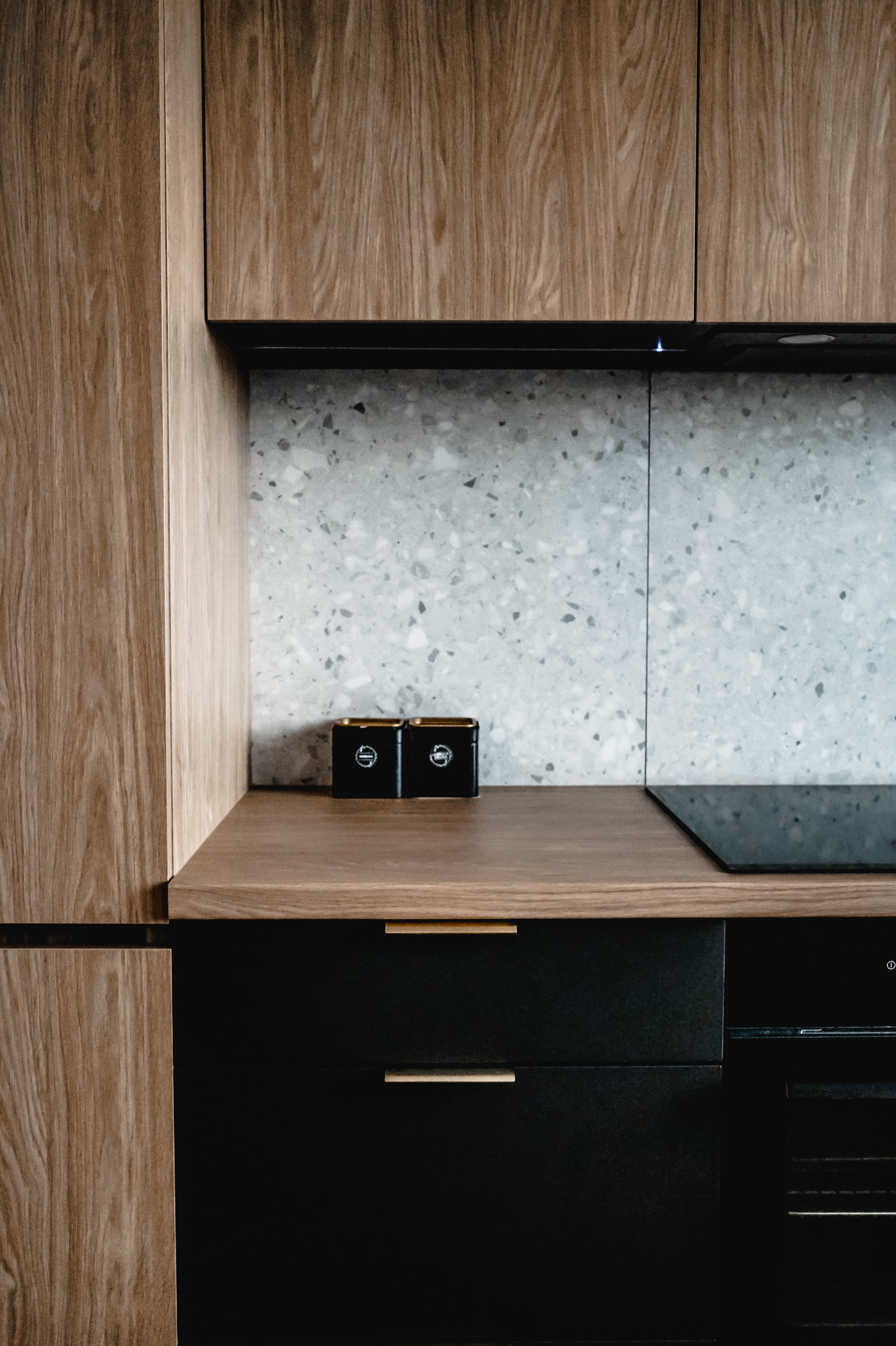 Projekt wnętrza domu jednorodzinnego w Bieździedzy - nowoczesna strefa dzienna z wyspą kuchenną - ujęcie 6