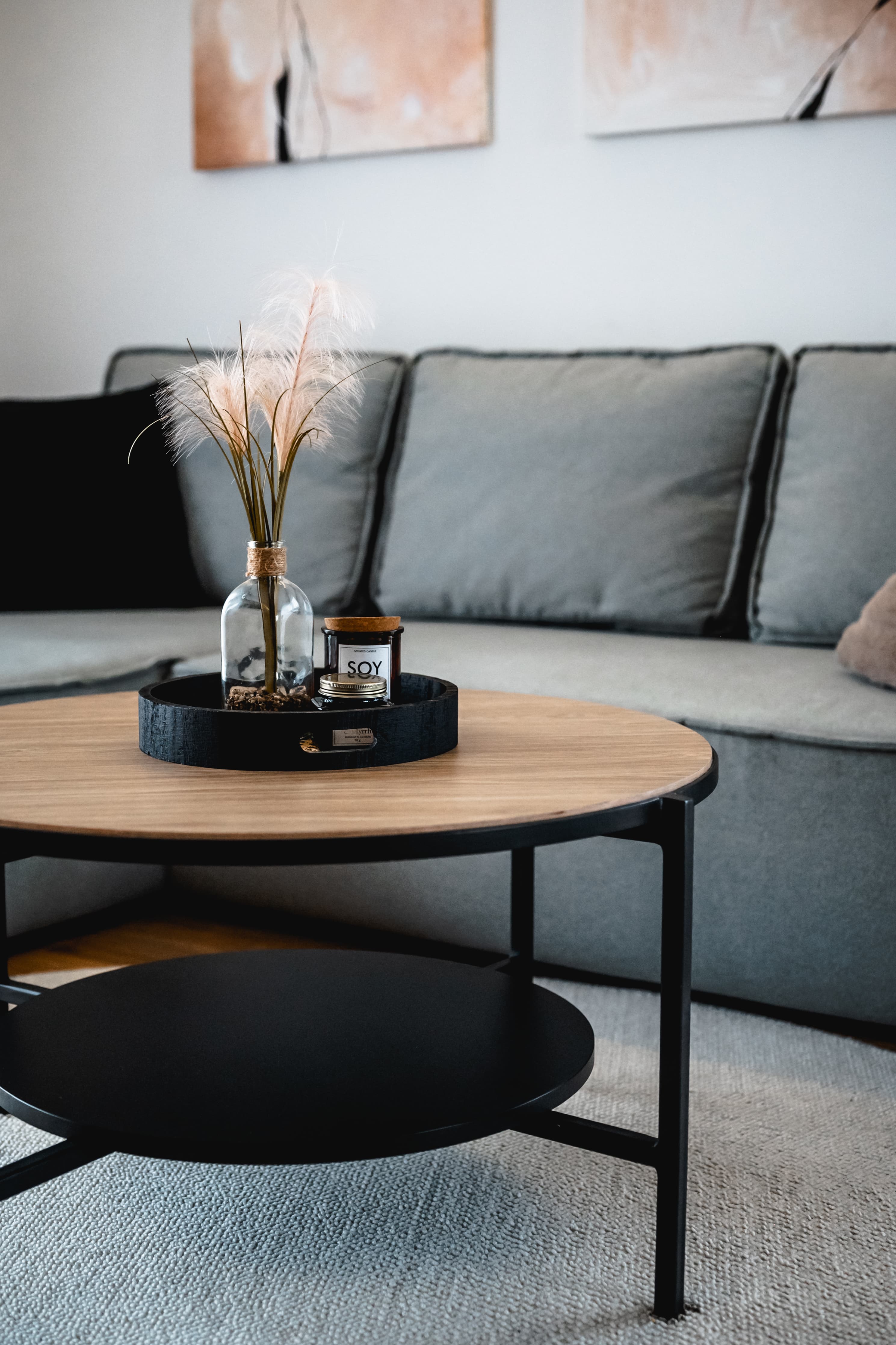 Projekt wnętrza domu jednorodzinnego w Bieździedzy - nowoczesna strefa dzienna z wyspą kuchenną - ujęcie 7