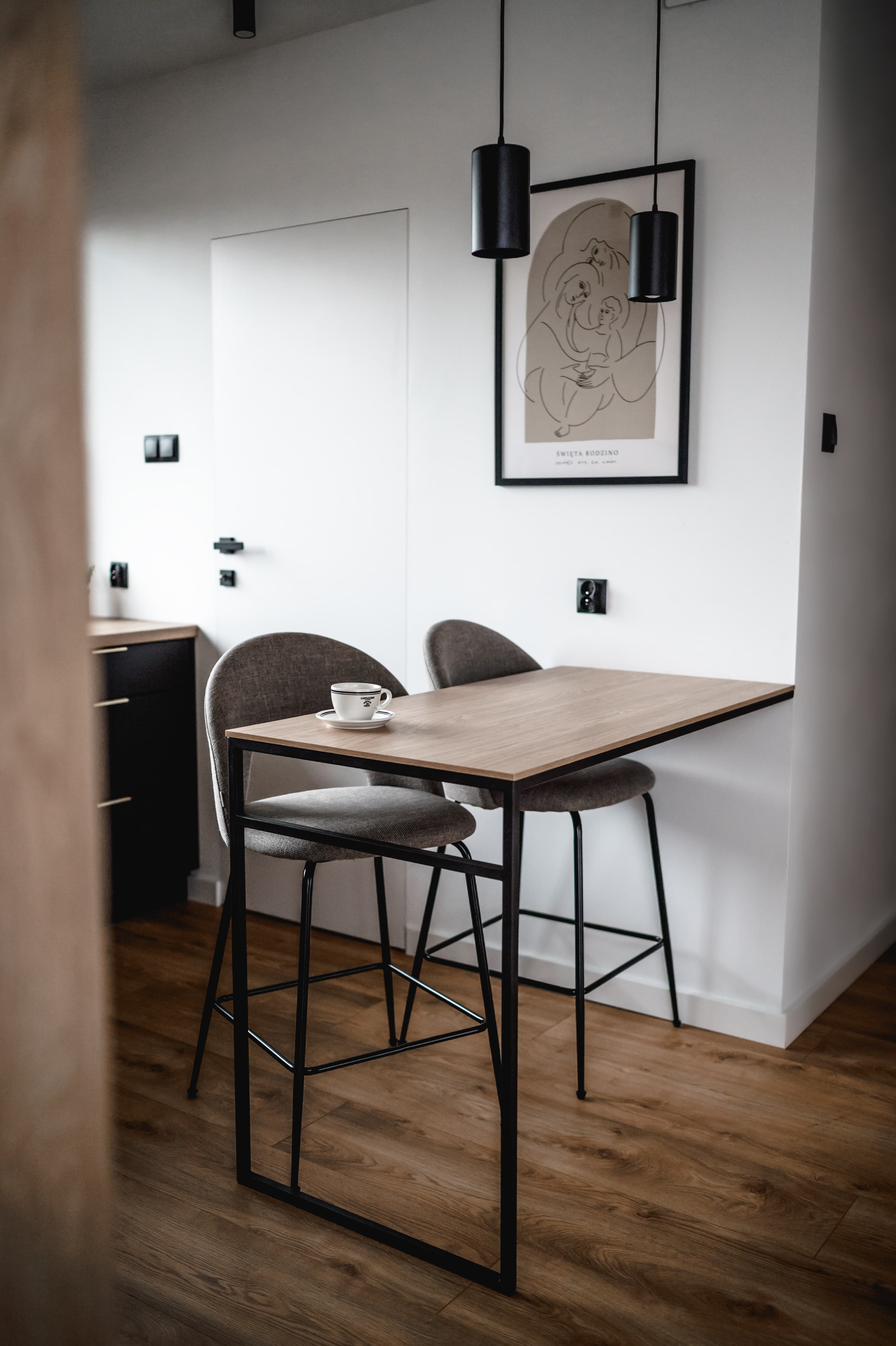 Projekt wnętrza domu jednorodzinnego w Bieździedzy - nowoczesna strefa dzienna z wyspą kuchenną - ujęcie 8