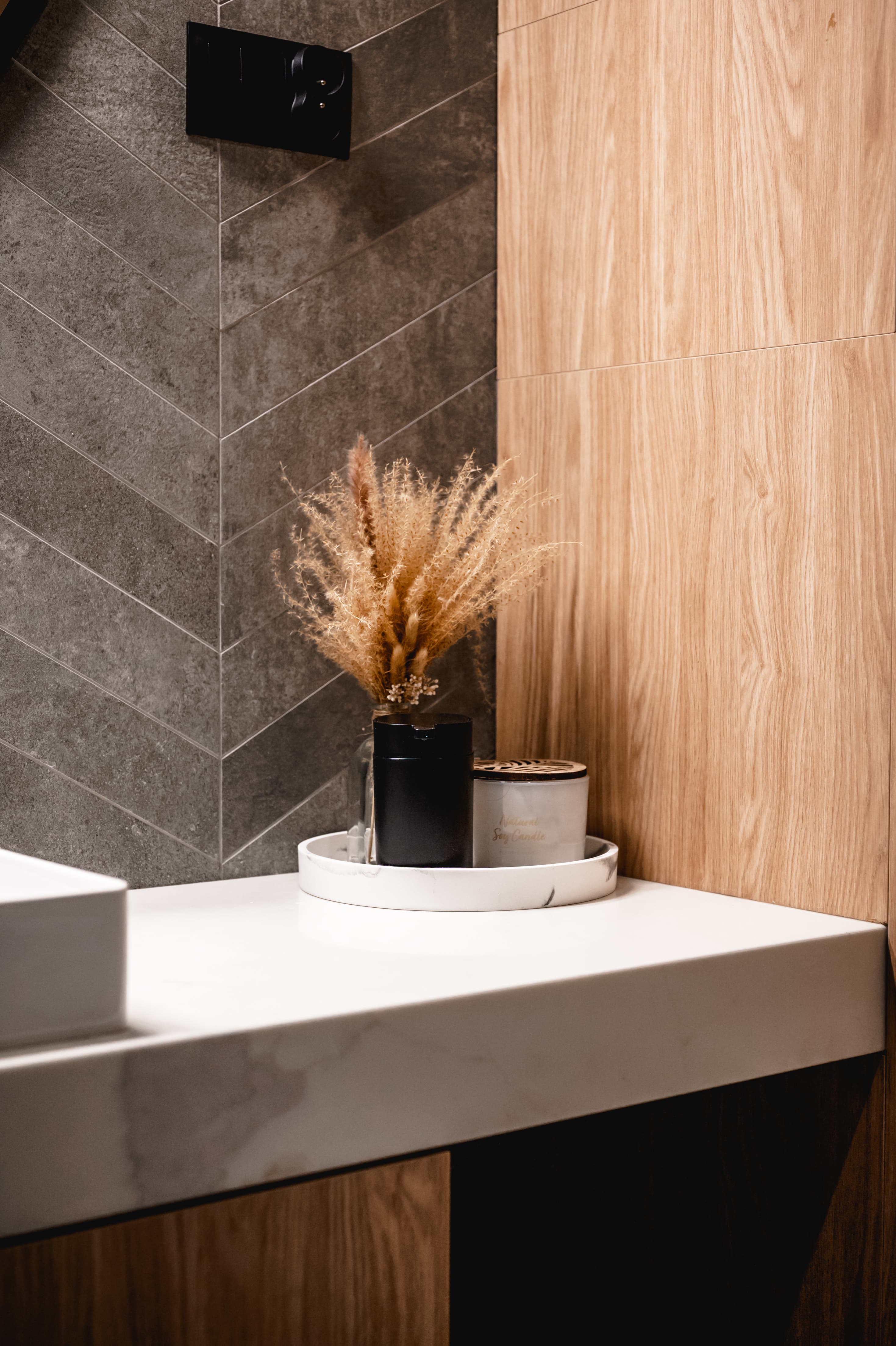 Projekt wnętrza domu jednorodzinnego w Bieździedzy - nowoczesna strefa dzienna z wyspą kuchenną - ujęcie 9