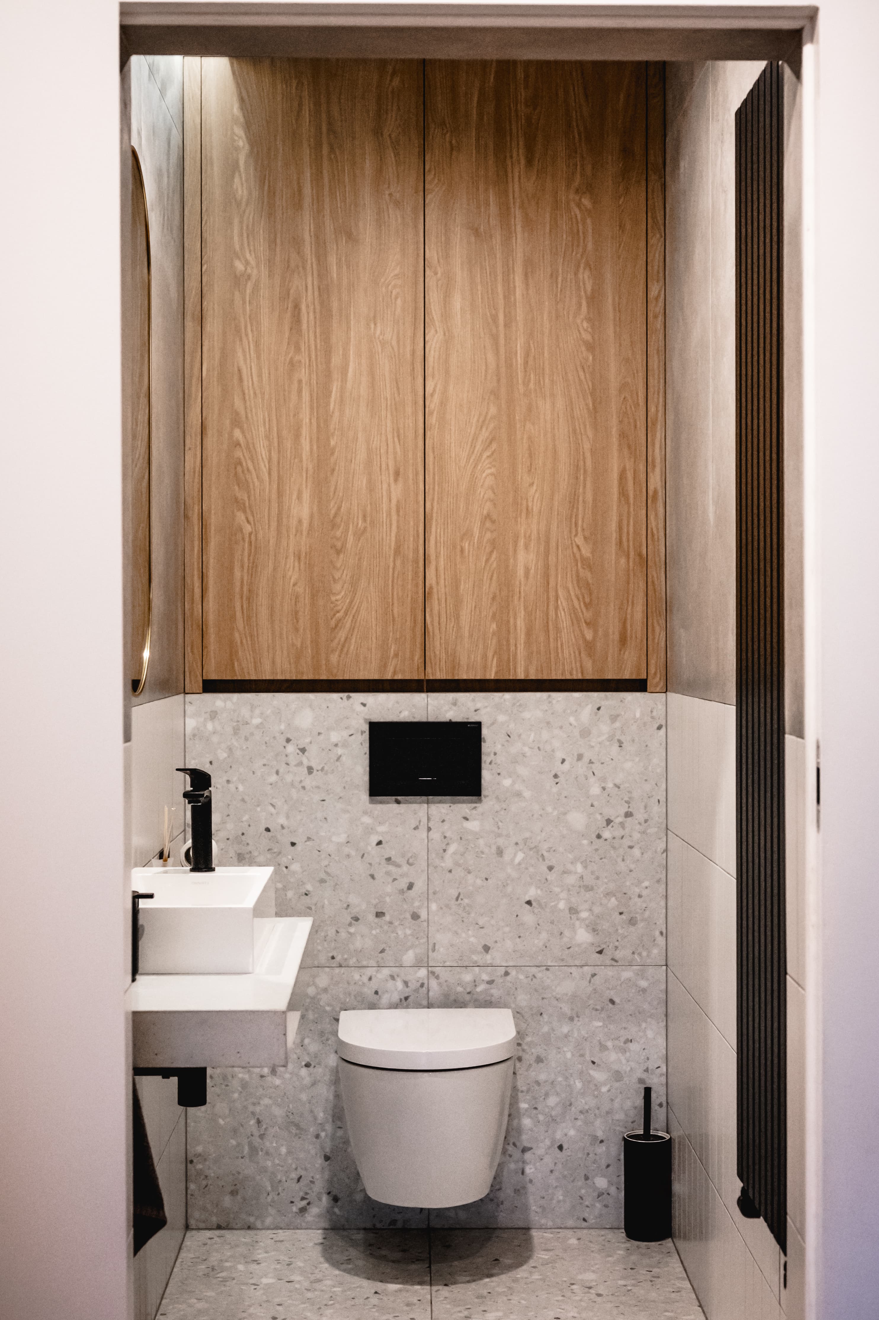 Projekt wnętrza domu jednorodzinnego w Bieździedzy - nowoczesna strefa dzienna z wyspą kuchenną - ujęcie 10