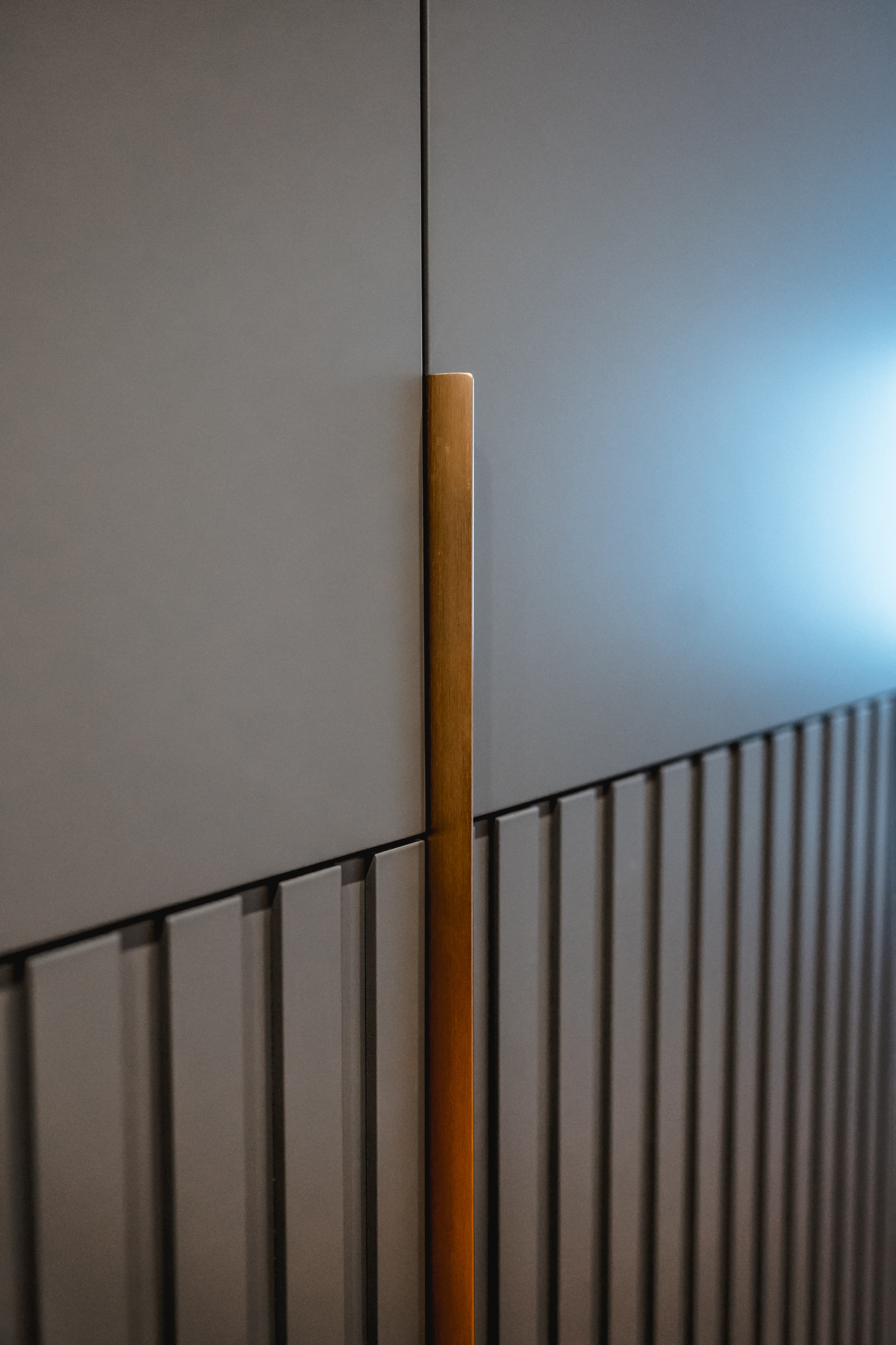 Projekt wnętrza domu jednorodzinnego w Bieździedzy - nowoczesna strefa dzienna z wyspą kuchenną - ujęcie 11