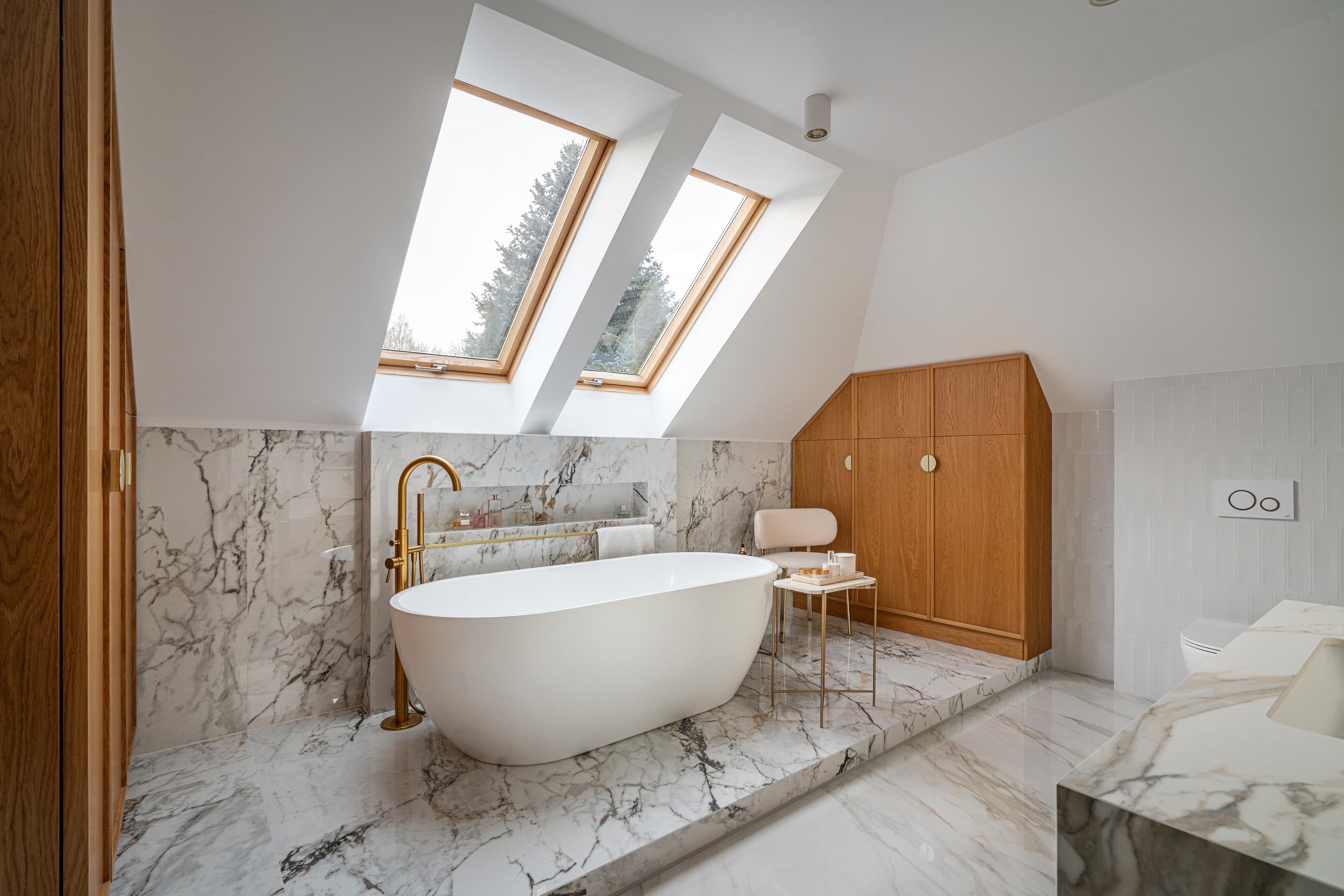 Projekt łazienki w domu jednorodzinnym w Rzeszowie - jasna łazienka pod skosami z drewnianą zabudową