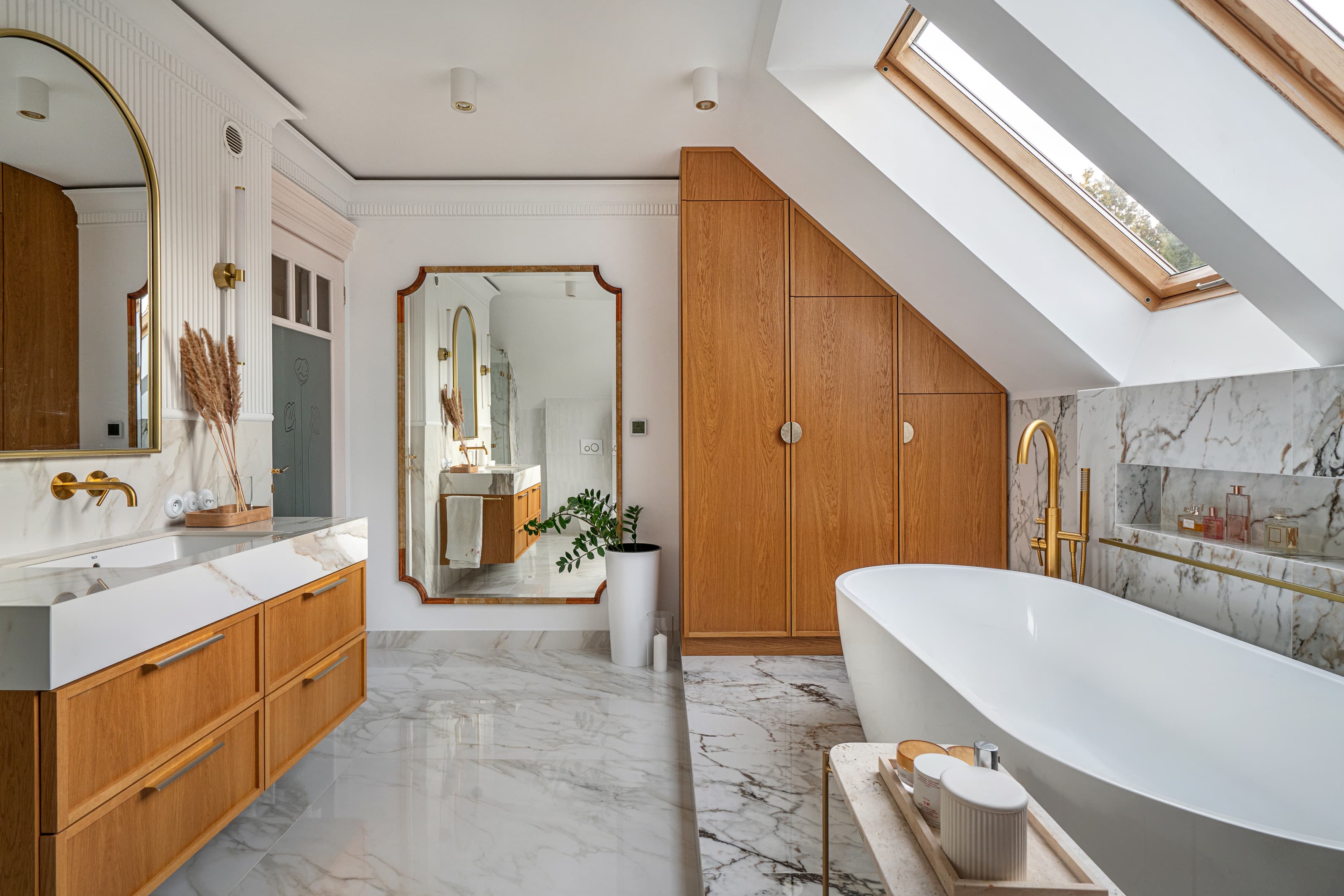 Projekt łazienki w domu jednorodzinnym w Rzeszowie - jasna łazienka pod skosami z drewnianą zabudową - ujęcie 2