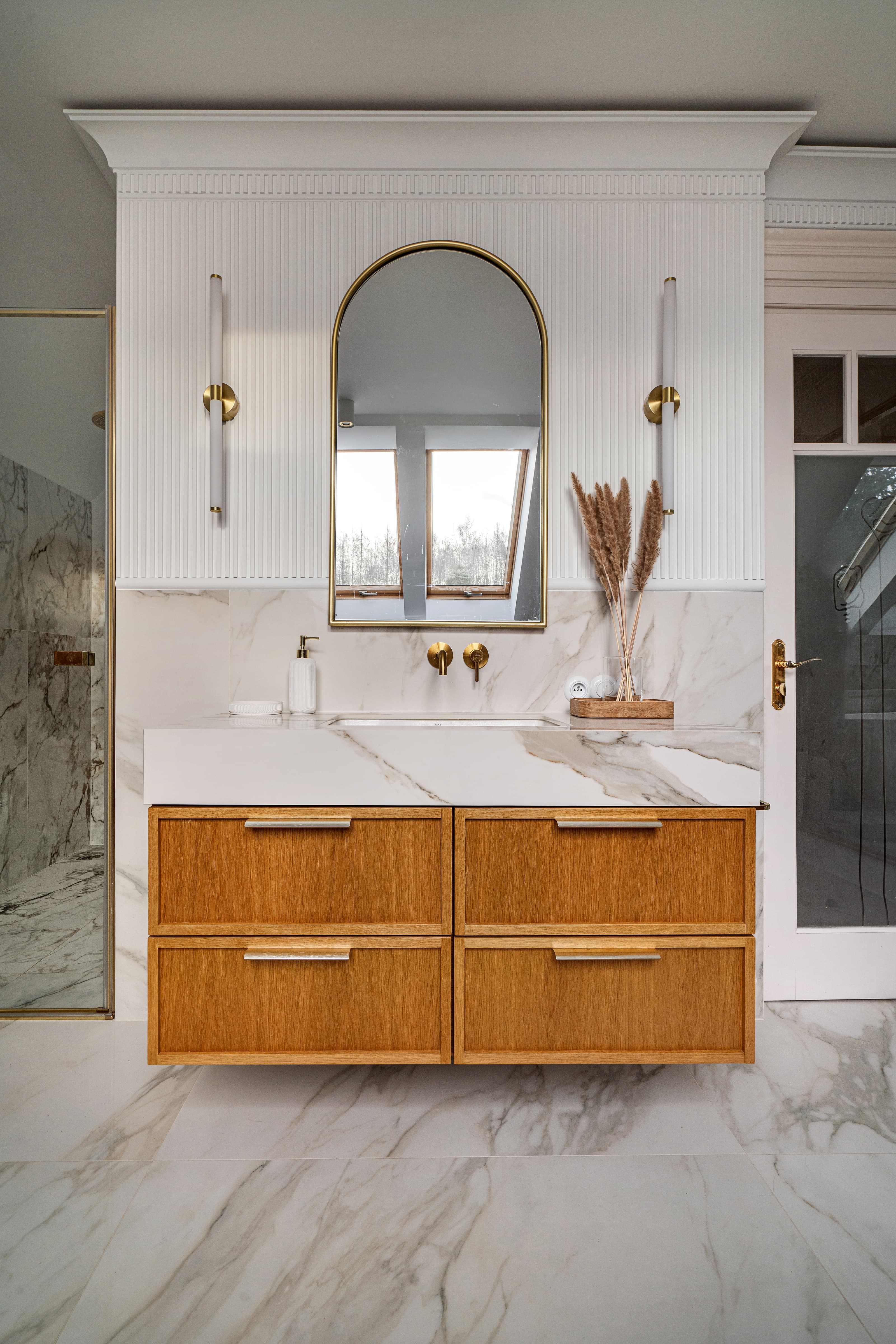 Projekt łazienki w domu jednorodzinnym w Rzeszowie - jasna łazienka pod skosami z drewnianą zabudową - ujęcie 3