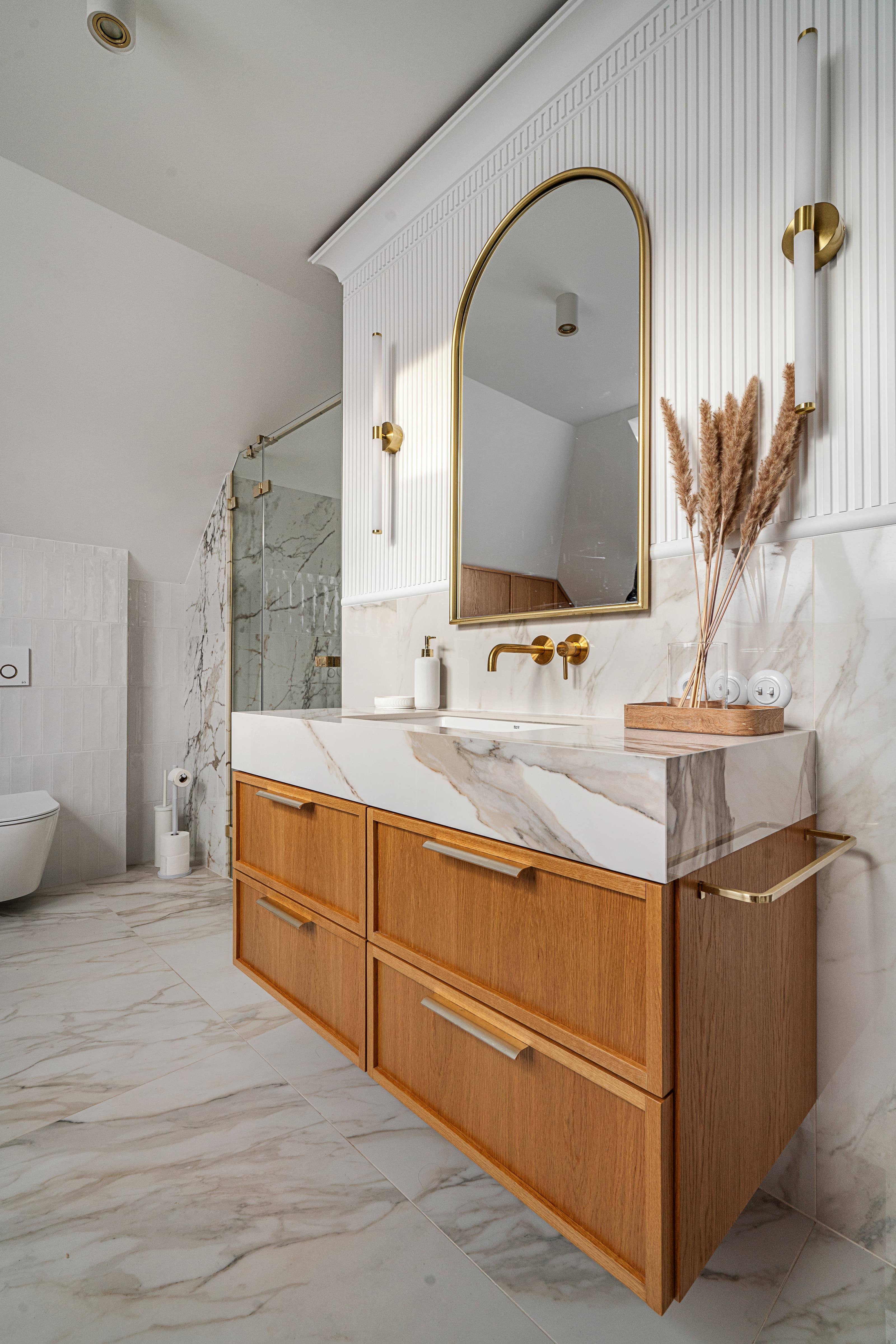 Projekt łazienki w domu jednorodzinnym w Rzeszowie - jasna łazienka pod skosami z drewnianą zabudową - ujęcie 4