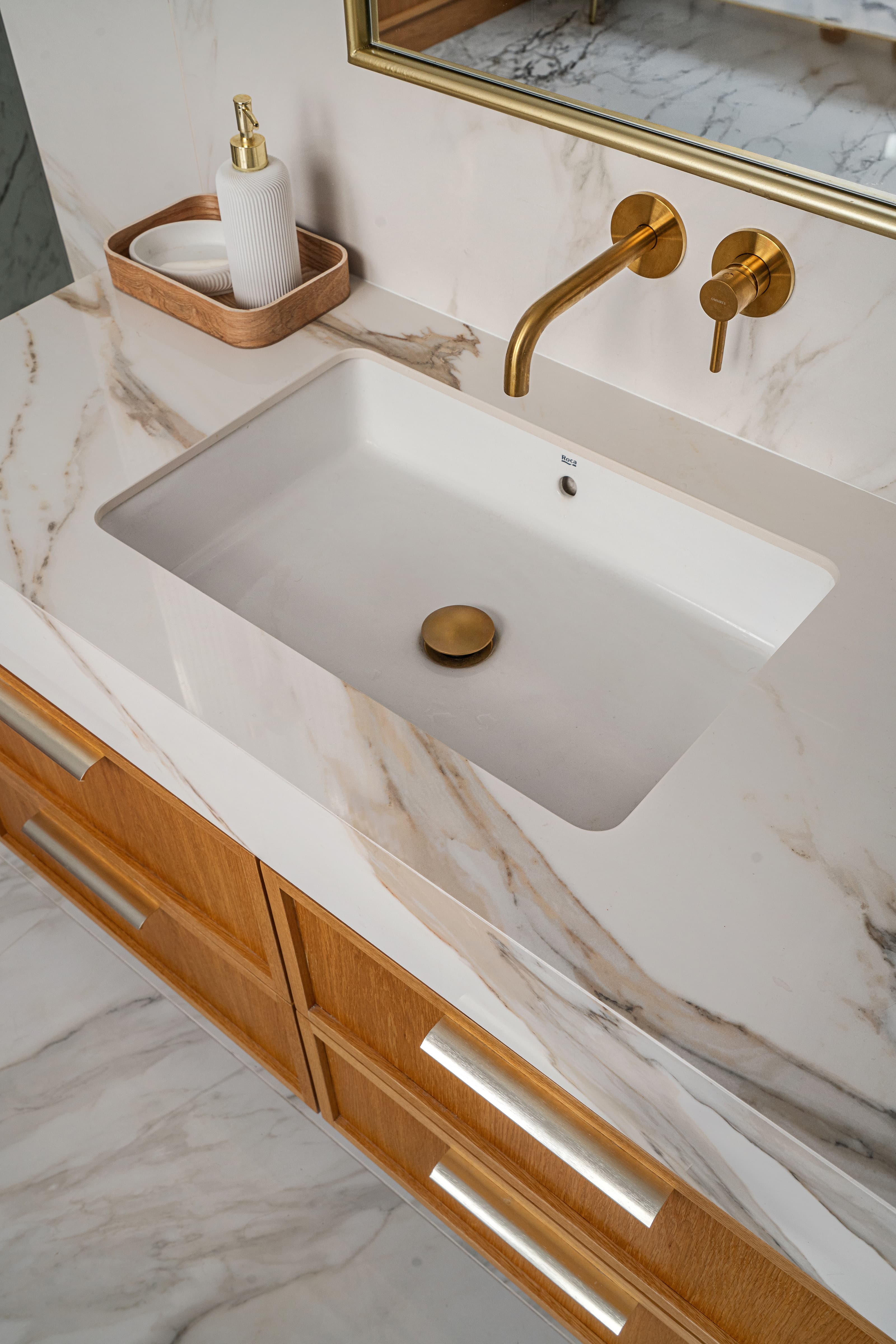 Projekt łazienki w domu jednorodzinnym w Rzeszowie - jasna łazienka pod skosami z drewnianą zabudową - ujęcie 5