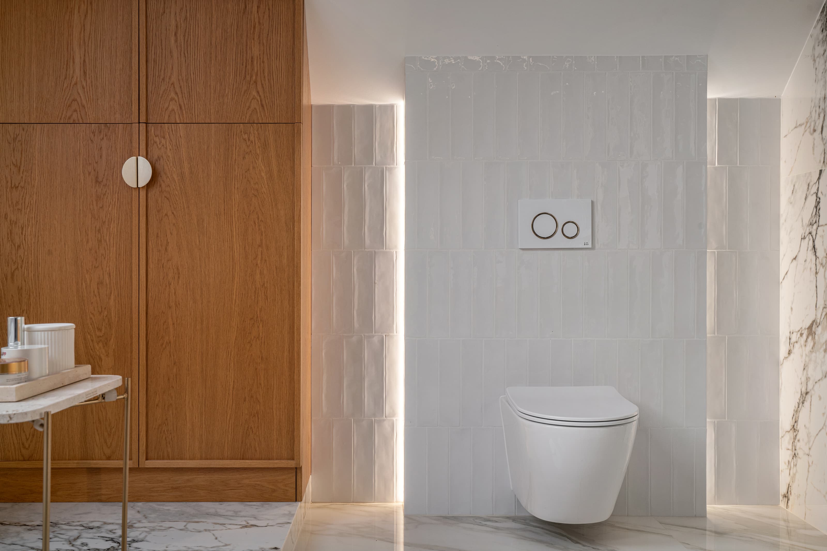 Projekt łazienki w domu jednorodzinnym w Rzeszowie - jasna łazienka pod skosami z drewnianą zabudową - ujęcie 6