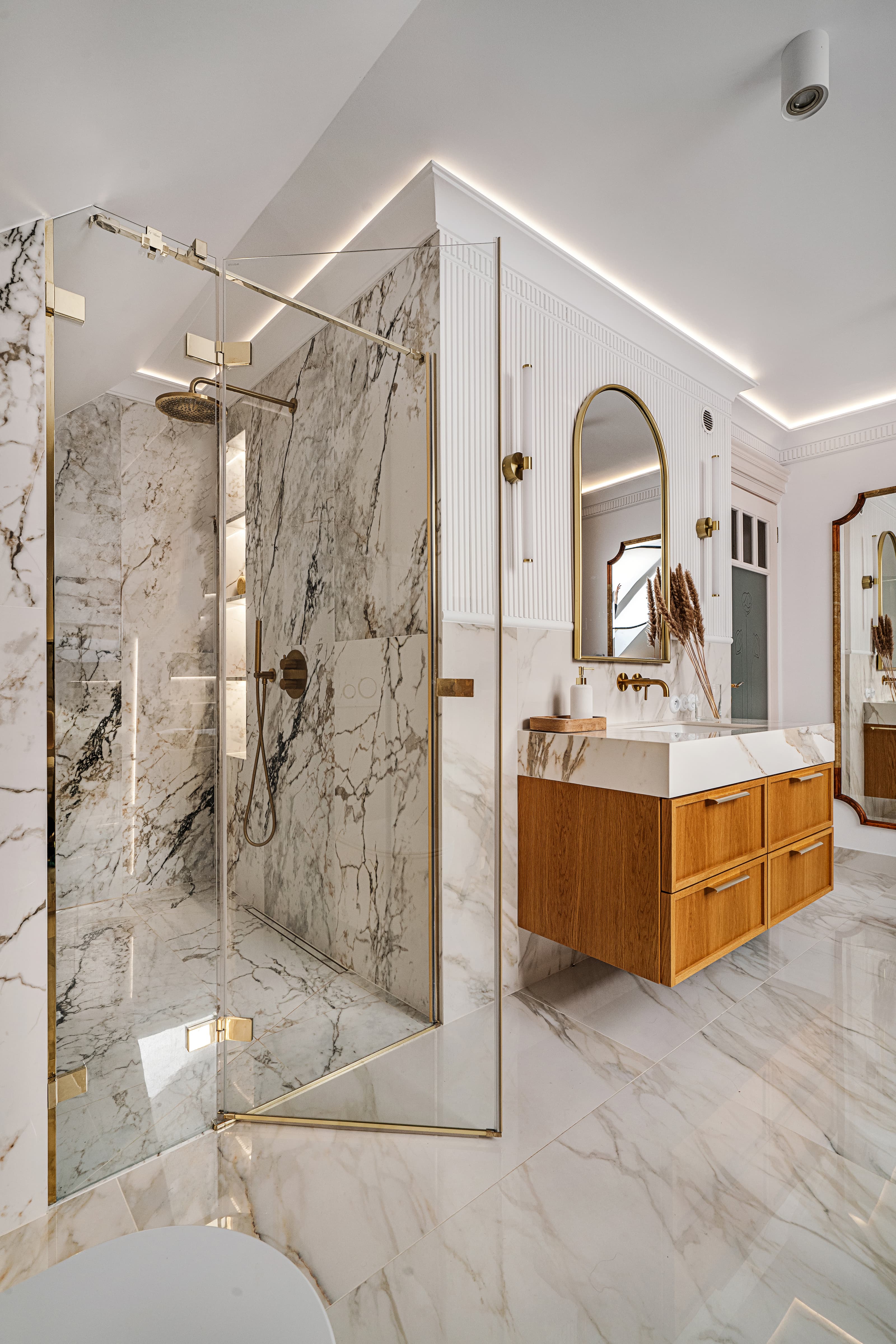 Projekt łazienki w domu jednorodzinnym w Rzeszowie - jasna łazienka pod skosami z drewnianą zabudową - ujęcie 7