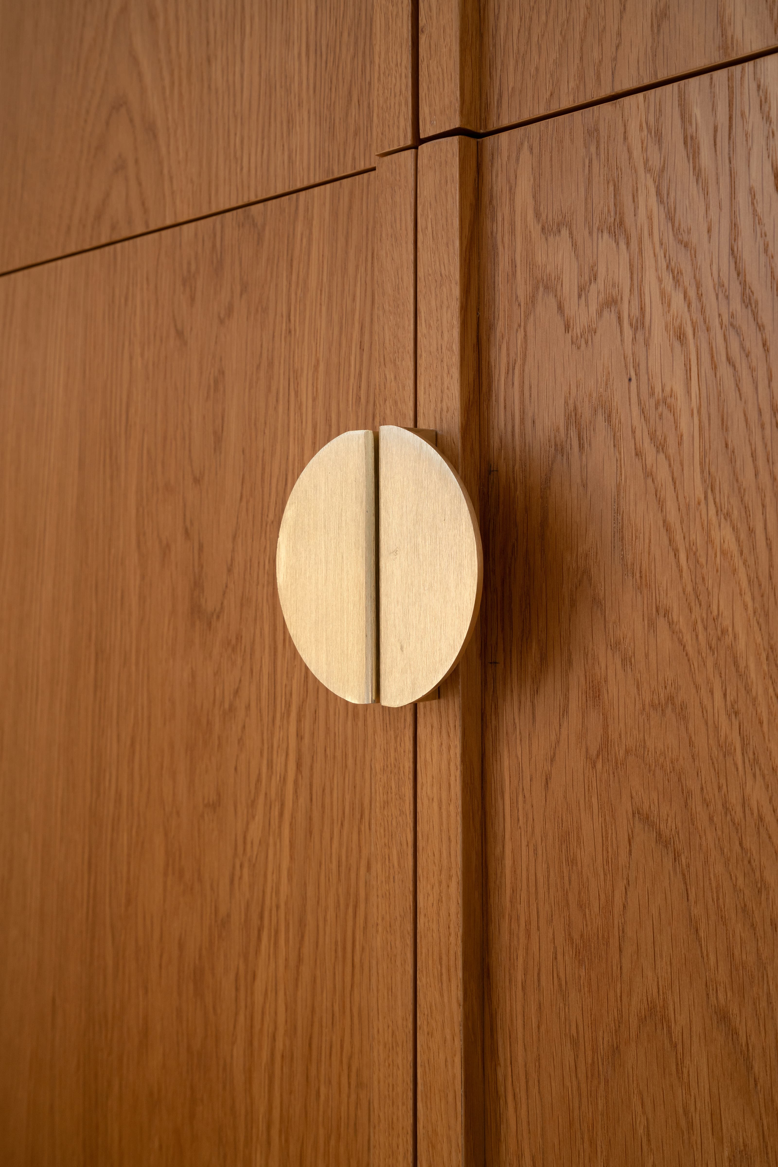 Projekt łazienki w domu jednorodzinnym w Rzeszowie - jasna łazienka pod skosami z drewnianą zabudową - ujęcie 9