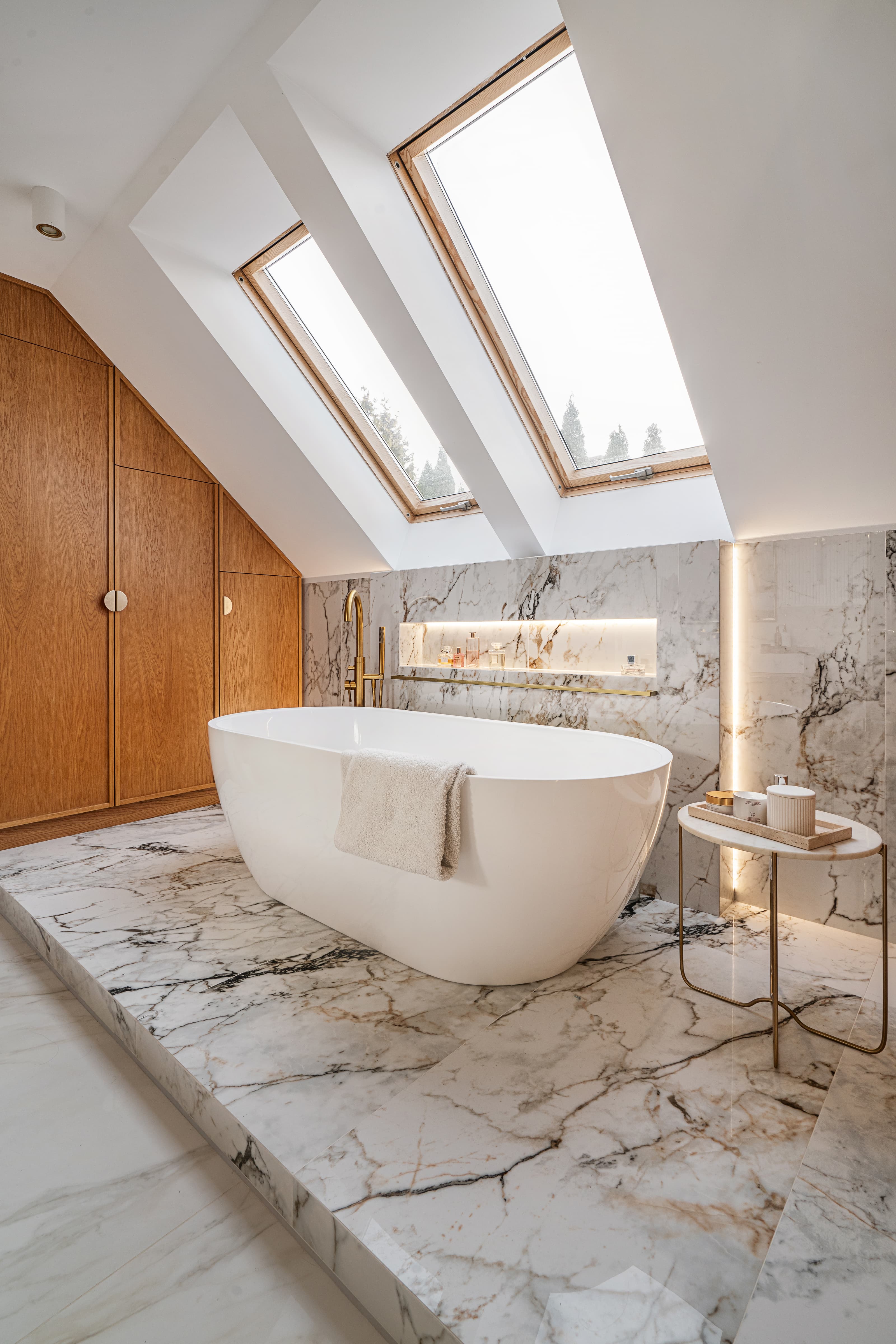 Projekt łazienki w domu jednorodzinnym w Rzeszowie - jasna łazienka pod skosami z drewnianą zabudową - ujęcie 10