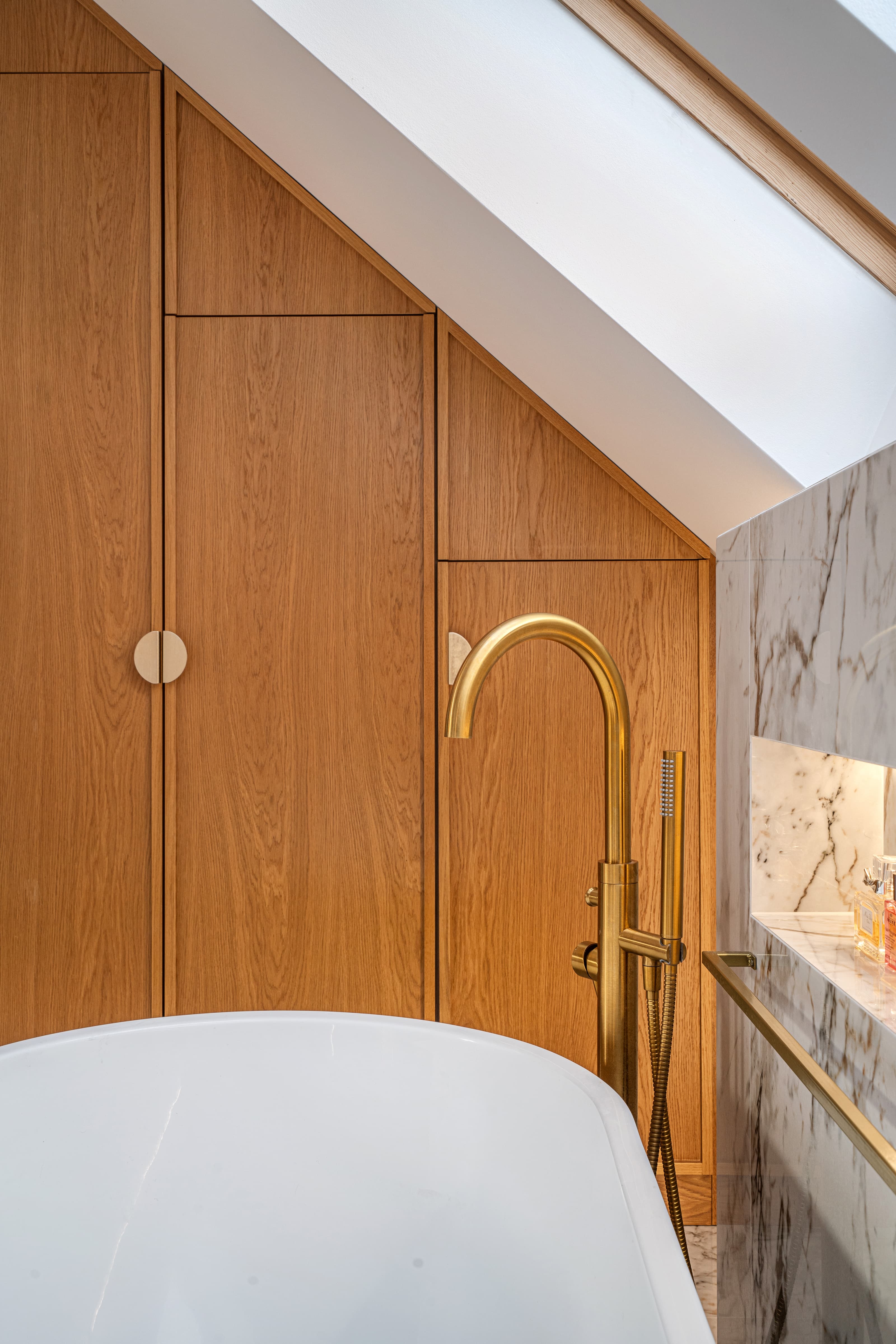 Projekt łazienki w domu jednorodzinnym w Rzeszowie - jasna łazienka pod skosami z drewnianą zabudową - ujęcie 11