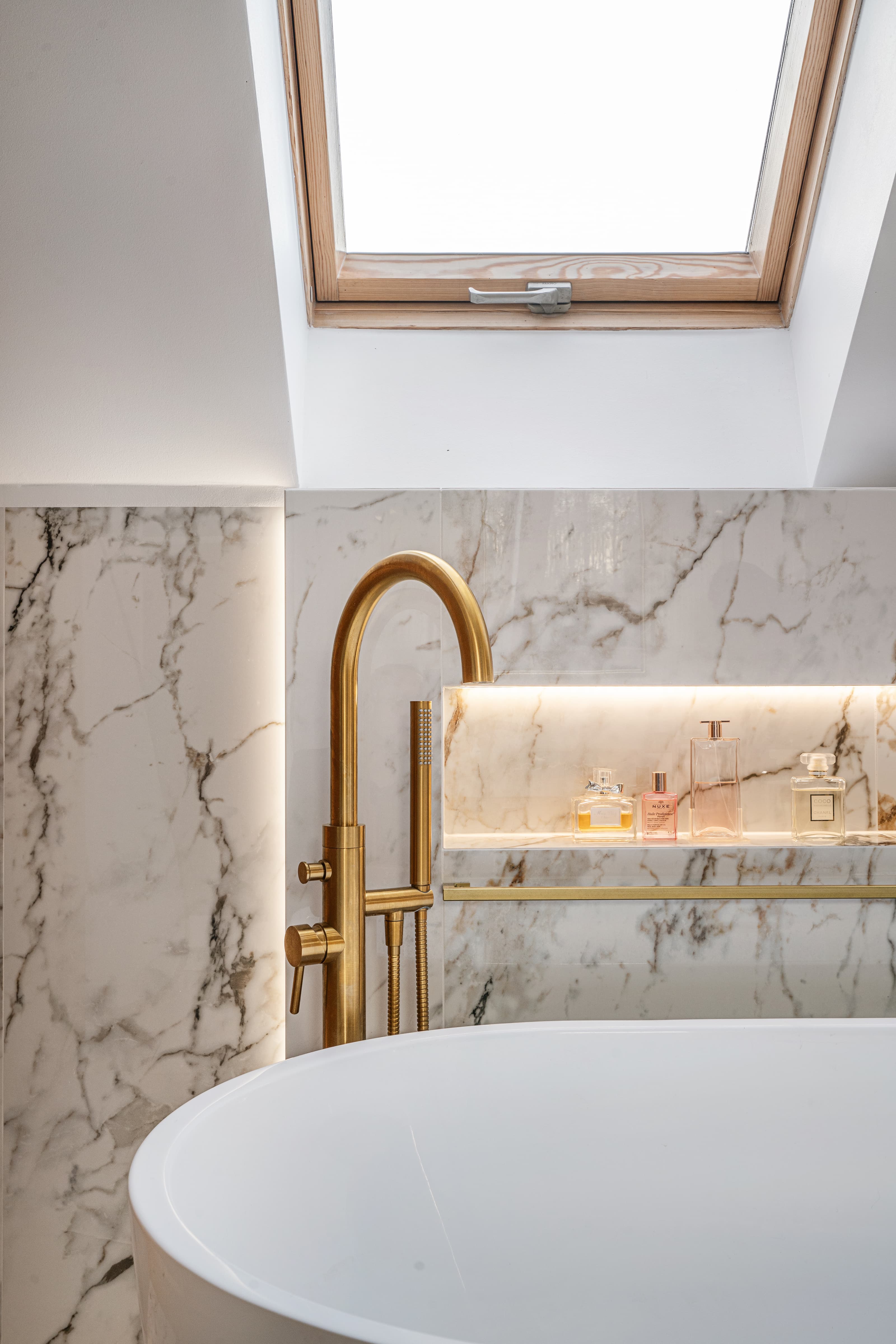 Projekt łazienki w domu jednorodzinnym w Rzeszowie - jasna łazienka pod skosami z drewnianą zabudową - ujęcie 12