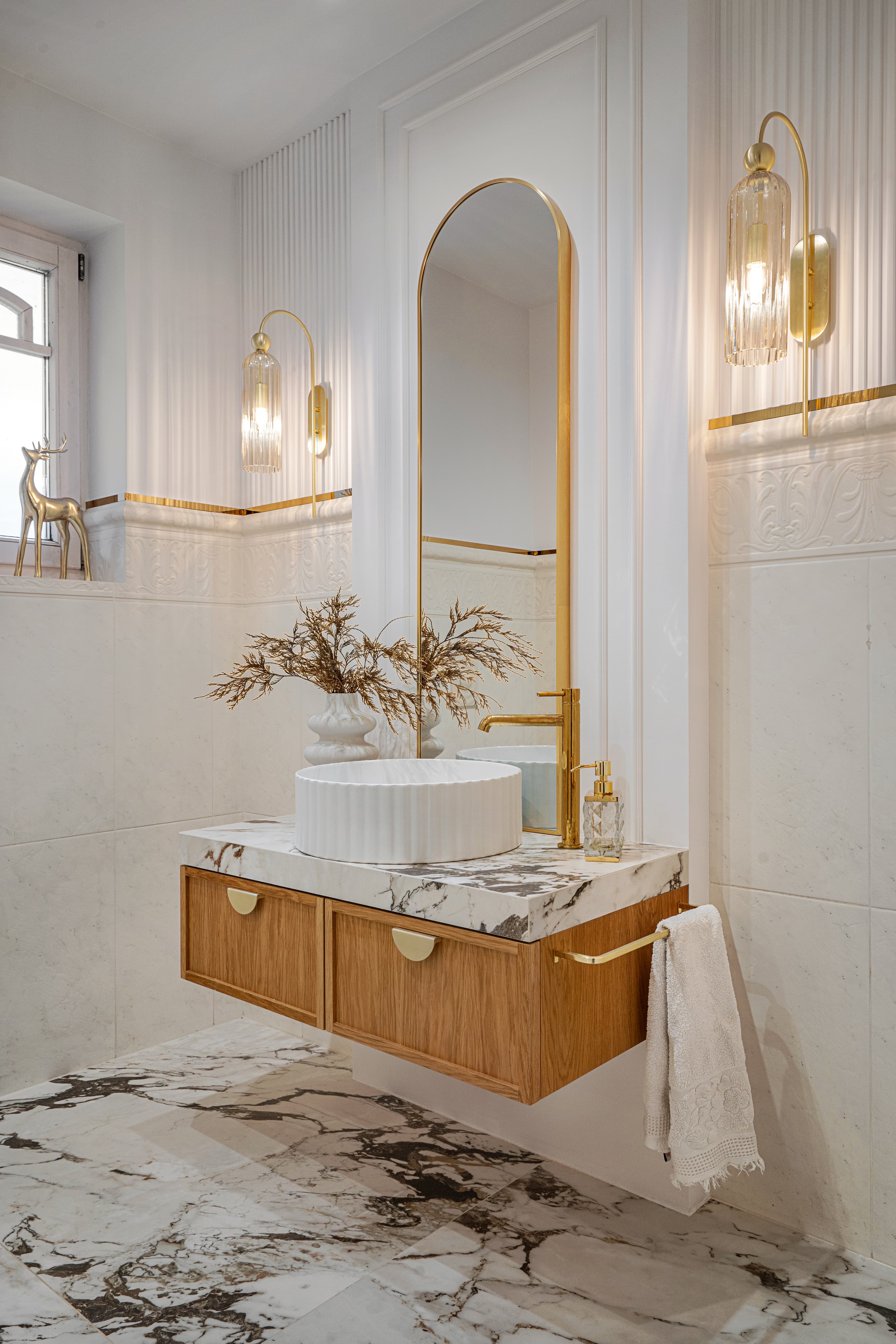 Projekt łazienki w domu jednorodzinnym w Rzeszowie - jasna łazienka pod skosami z drewnianą zabudową - ujęcie 13