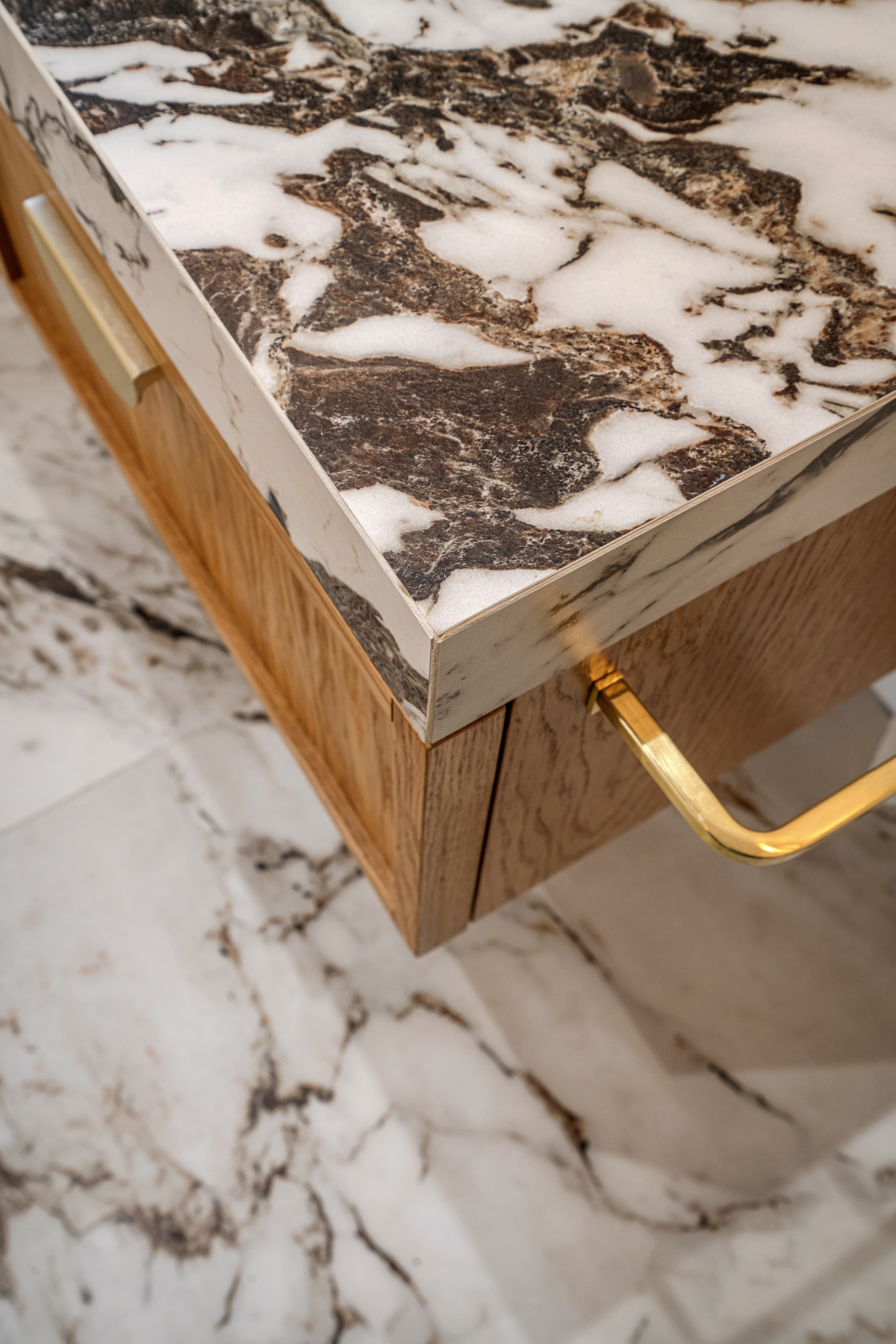 Projekt łazienki w domu jednorodzinnym w Rzeszowie - jasna łazienka pod skosami z drewnianą zabudową - ujęcie 14